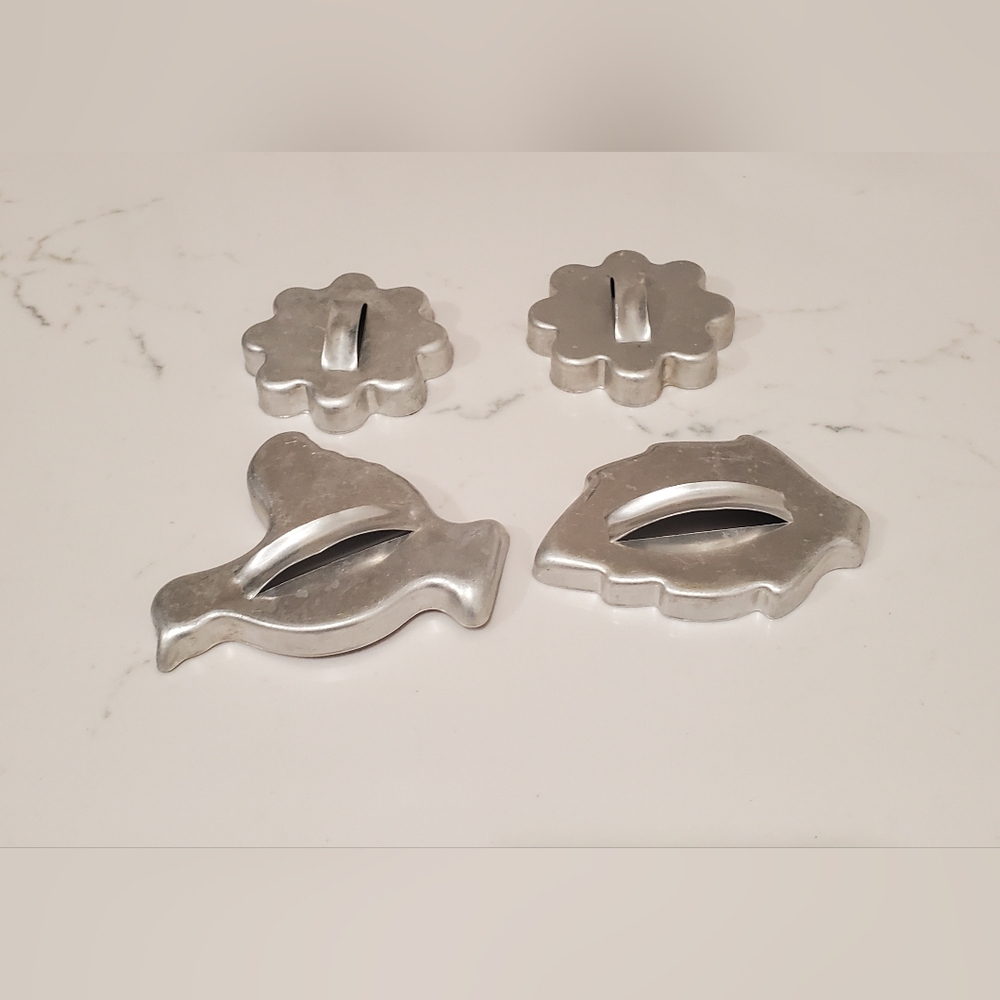 Vintage Tin/Metal Cookie Cutter Set Of 4 Cookie Cutouts With Handle - Picture 3 of 4